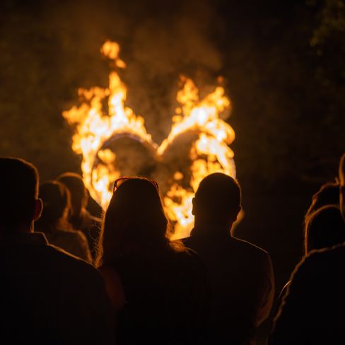 Hochzeitsfeuershow brennendes Herz