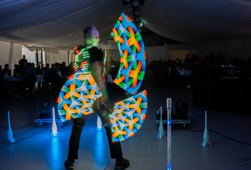 LED Show mit Stab Jonglage und Grafik Darstellung