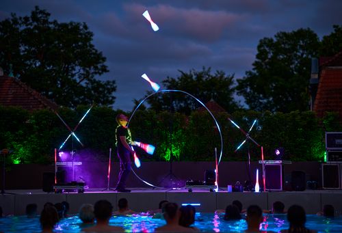 LED Jonglage mit leuchtenden Keulen