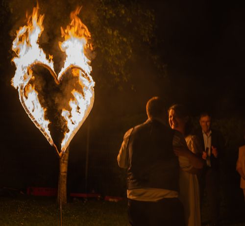 Hochzeitsfeuershow mit brennendem Herz