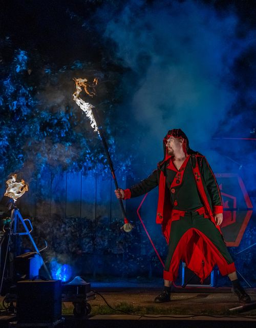 Feuershow Fusion Fire mit Feruerschwert und Feuerschalen