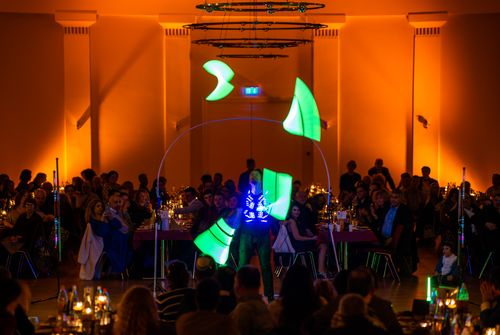 LED Jonglage mit Keulen bei einer Gala