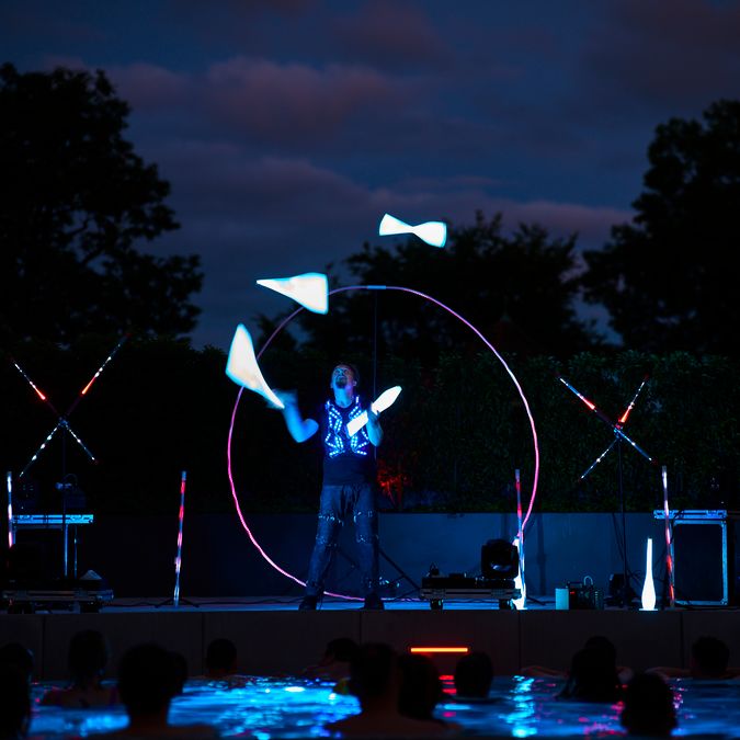 LED Jonglage Show mit leuchtenden Keulen
