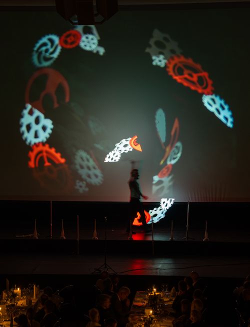 LED Jonglage mit Live Lightpaiting und Video Projektion