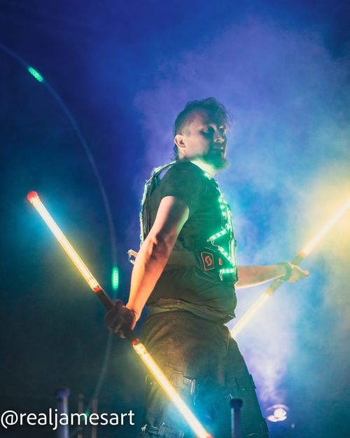 LED Jonglage mit Bühnentechnik und Nebelmaschinen