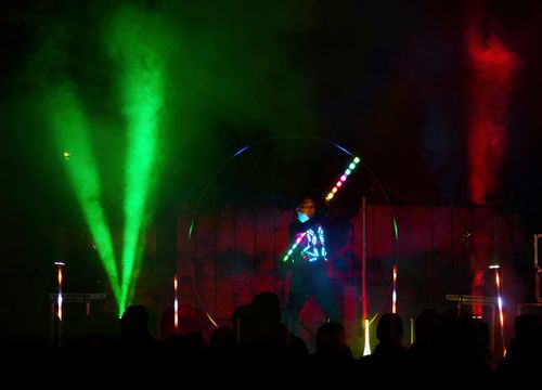 LED Jongleur mit LED Stab