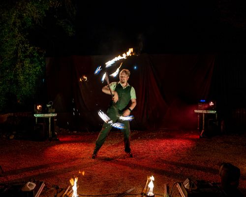 Feuershow mit brennendem Stab auf der Bühne