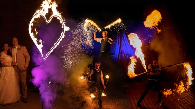 Hochzeitsfeuershow mit brenndem Herz und Feuer Jonglage