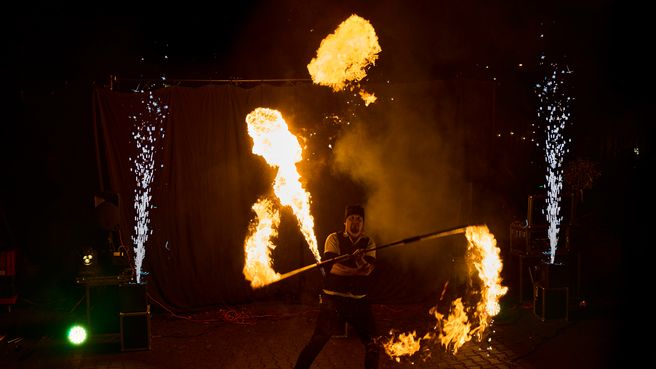 Feuershow mit Flammen und Funken Effekten
