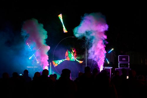 LED Jongleur mit 3 leuchtenden Stäben