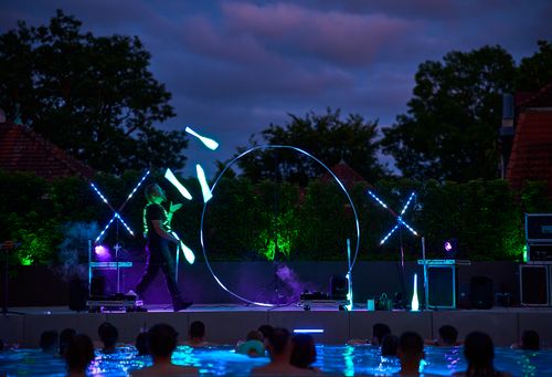LED Jonglage mit Keulen in der Therme