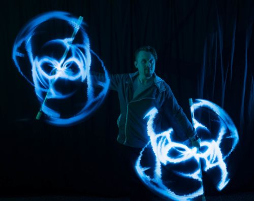 LED Jongleur mit zwei leuchtenden Stäben